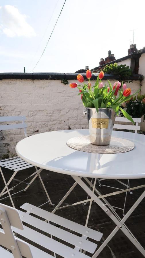 Luxury Living Outside The City Walls - Sleeps Six! Chester Bagian luar foto